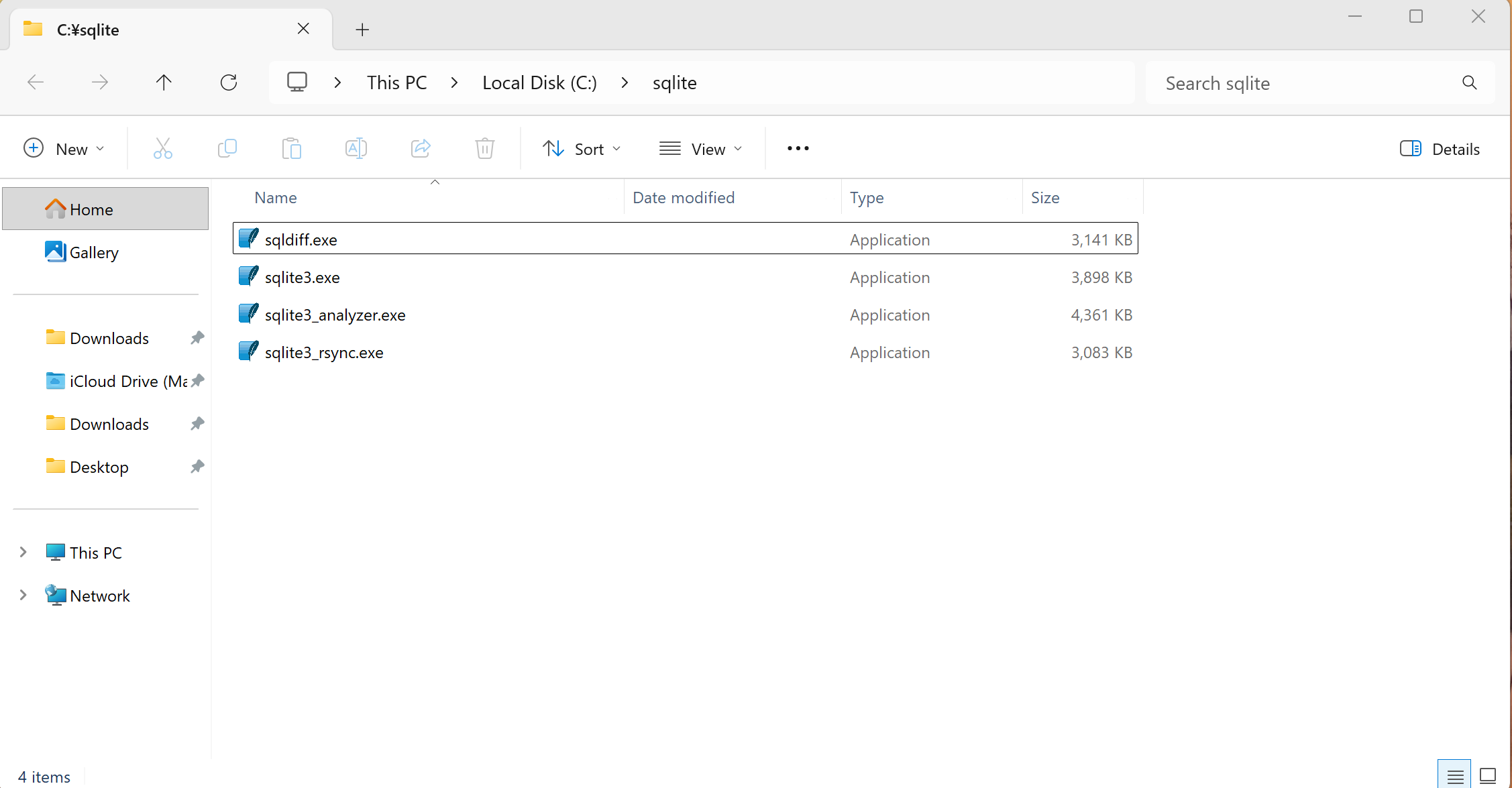 エクスプローラーで C:\sqlite 配下を開き、sqlite3.exe が見えている状態